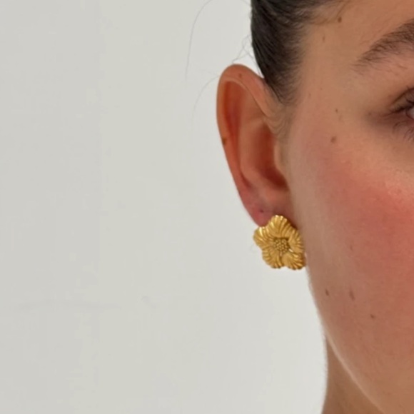NEW💎18K Gold Flower Stud Earrings*Floral Earrings - Picture 4 of 5